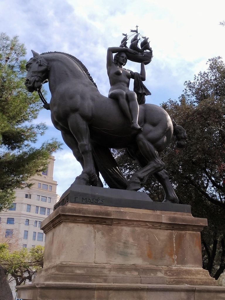 Статуя на площади Каталонии