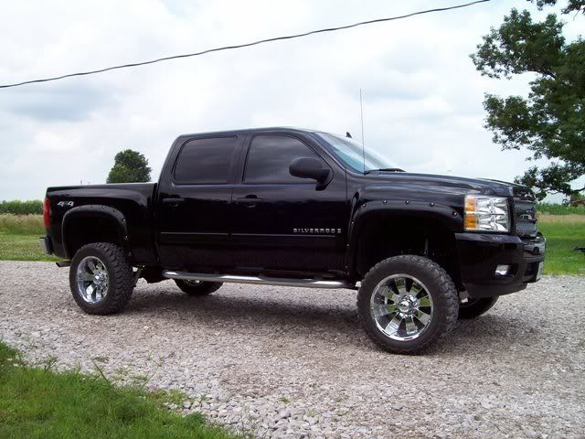 2008 Chevy 1500 6inch lift 33 inch tires. Thats one pretty truck.